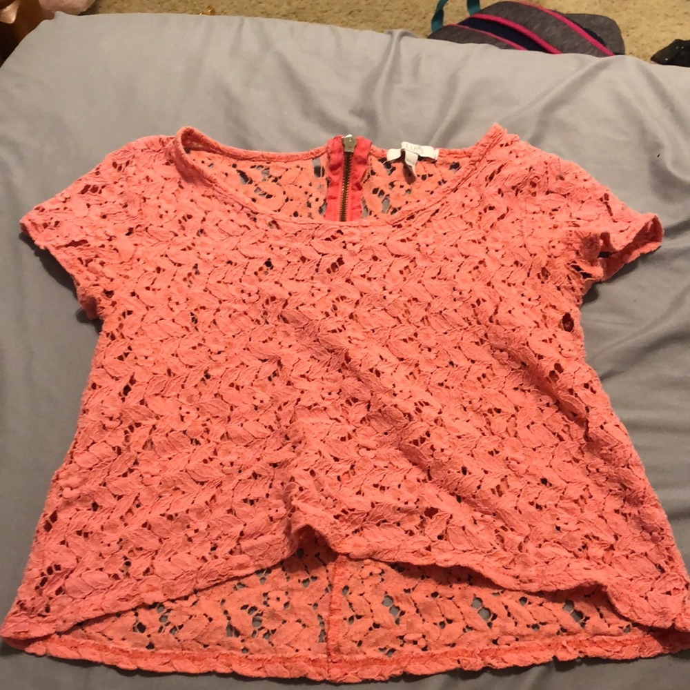 Cute little top. Kind of cropped. Pink.